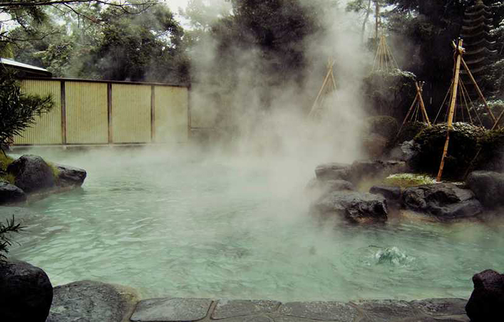 「関西の奥座敷」と呼ばれる温泉と魚介の町