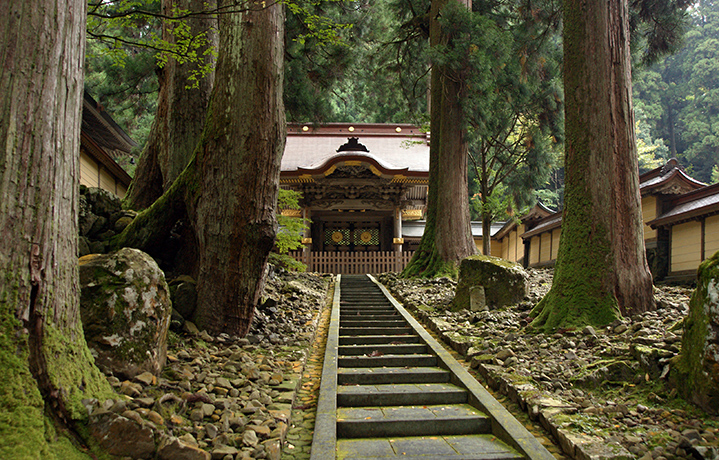厳格な趣を備える福井の神社仏閣群