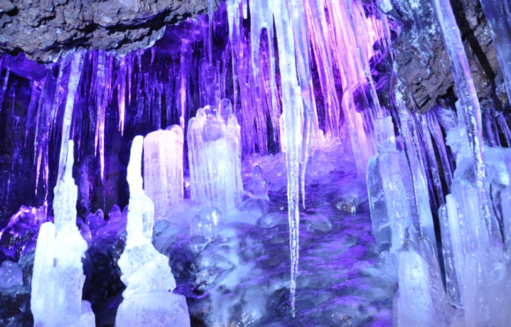 真夏なのに気温０度？日本一涼しい洞窟「鳴沢氷穴」