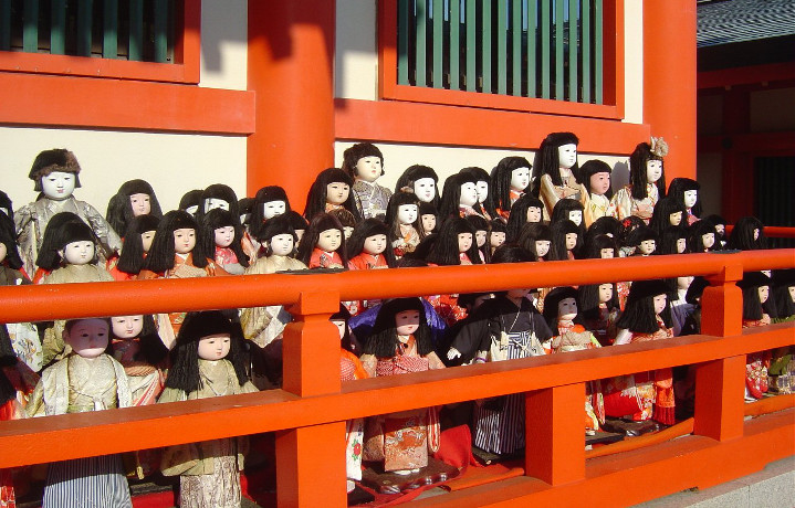 全国からパンツと人形が集まる「淡嶋神社」