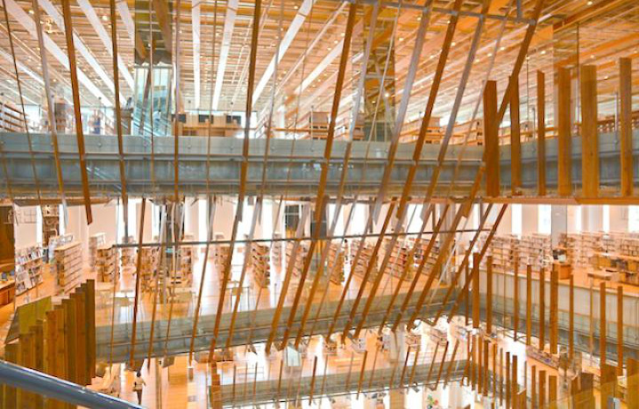 吹き抜けの開放感のあるデザイン「富山市ガラス美術館」
