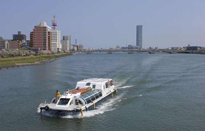 新潟の観光スポットをぐるっと巡れる「信濃川ウォーターシャトル」