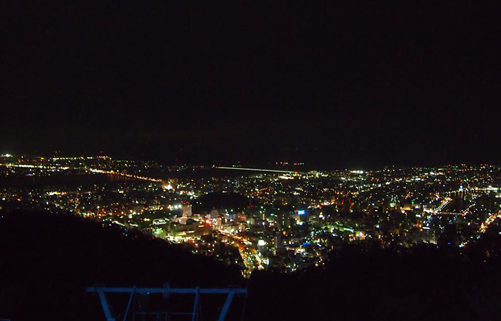 四国一の夜景を堪能・市街地からロープウェイで登れる山「眉山」