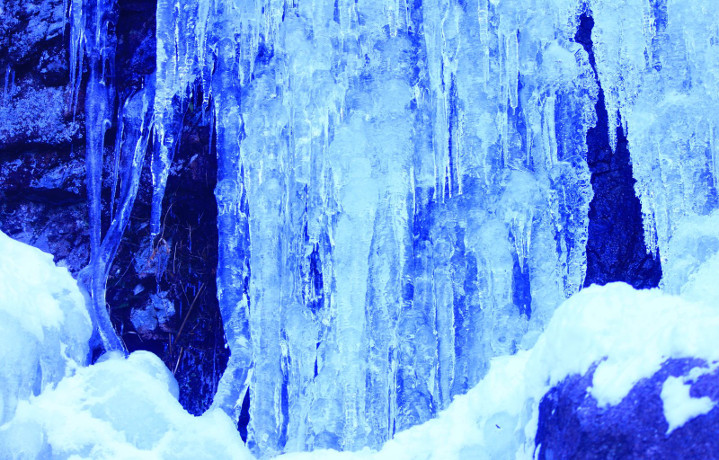 まるで氷のカーテン！？冬の絶景スポット・難所ヶ滝
