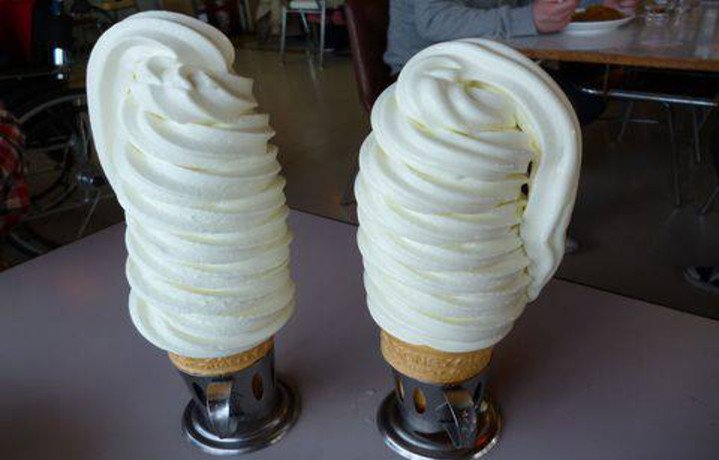 高さ２５ｃｍ！？マルカンビル大食堂の１０段ソフトクリーム