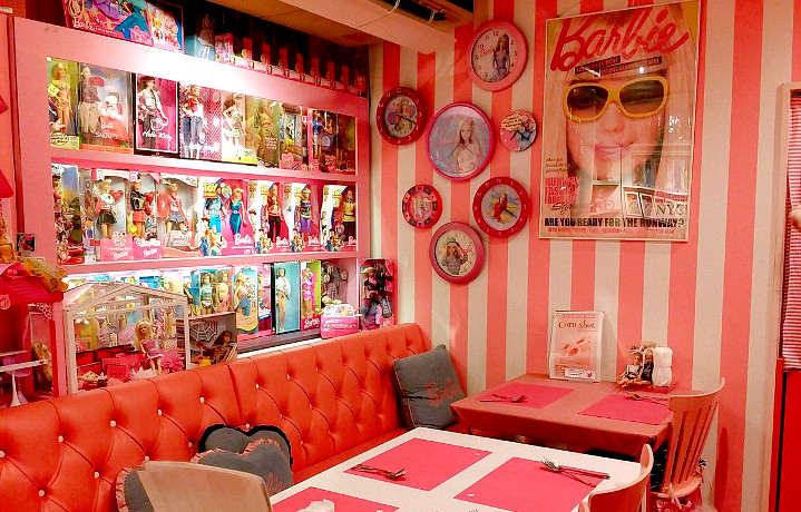 ピンク色の夢の空間！バービー人形だらけの「PinkHolidaycafe」