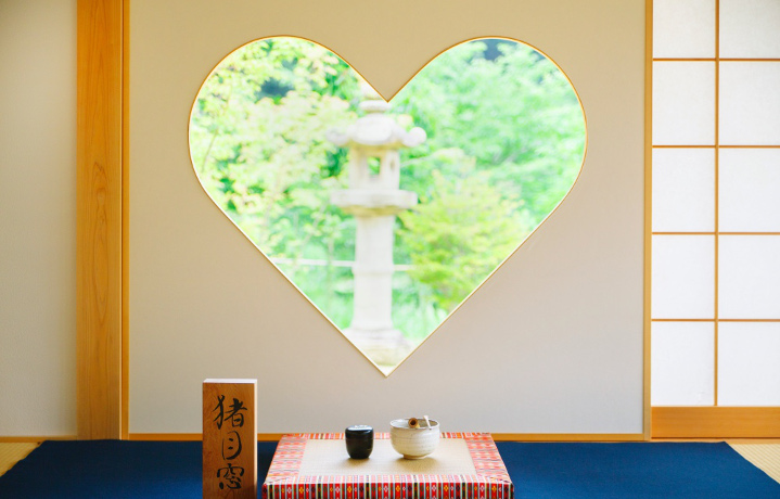 可愛すぎる！ハートの窓やカラフルな天井画のあるお寺「正寿院」