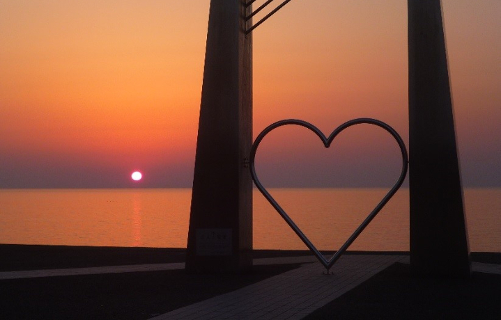日本海に沈む夕日が見られる恋人の聖地「ふれあい健康広場」