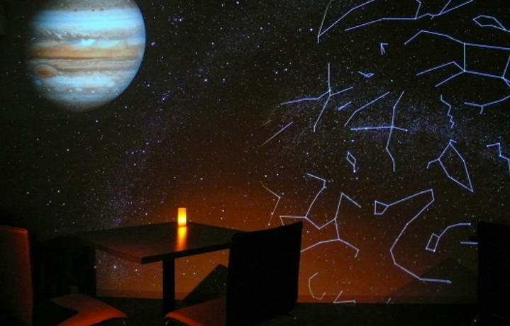 望遠鏡とプラネタリウムのあるカフェ＆バー「星カフェSPICA」